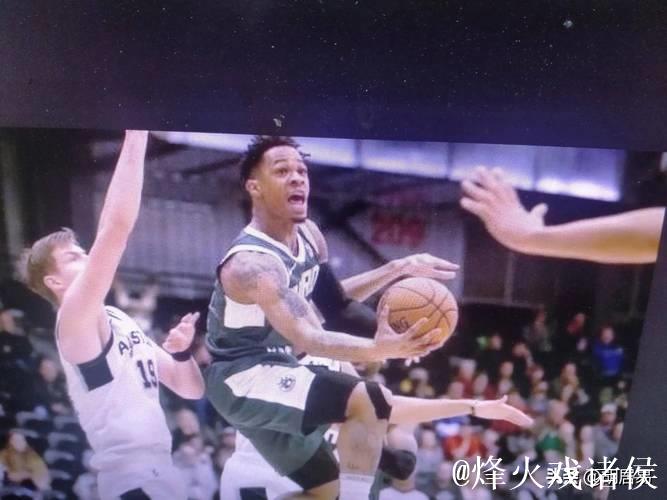 惊艳！雷琼-塔克半场出战5分钟，投篮5中3三分3中2得到12分